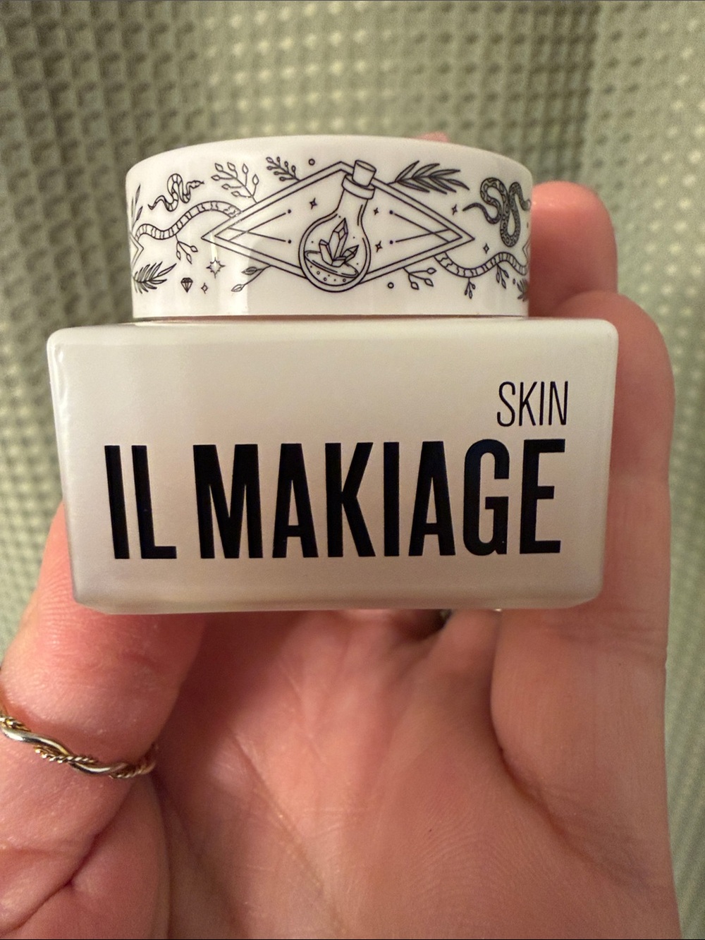 IL MAKIAGE Skin Hydrating Moisturizer - White with Black Accents